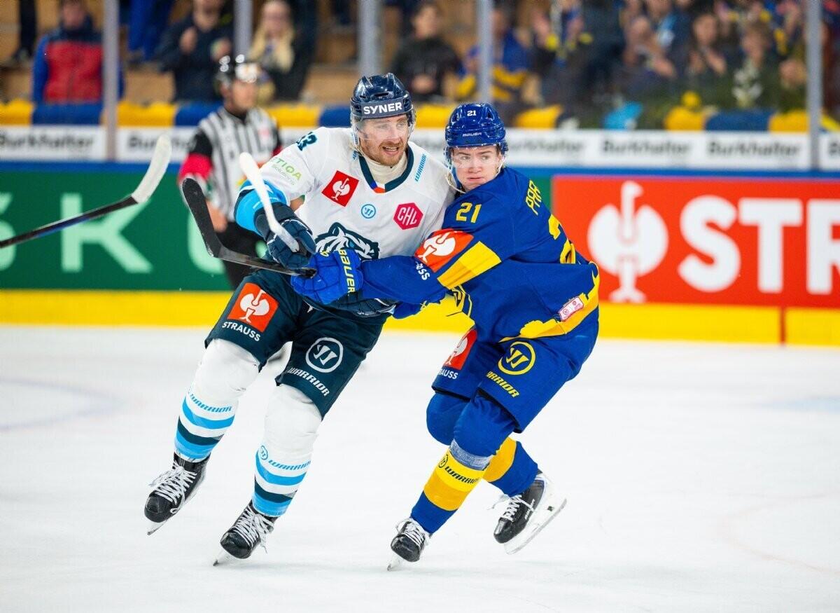 Jaroslav Vlach v souboji s protivníkem, foto: hcbilitygri.cz